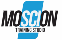 Logo Mosciion Training Studio : texte MOSCION en noir et blanc sur fond bleu vif avec le texte TRAINING STUDIO en noir.